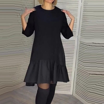 Vestido negro elegante, holgado y plisado con mangas de siete puntas