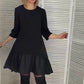 Vestido negro elegante, holgado y plisado con mangas de siete puntas