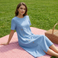 Vestido midi informal de mujer con botones irregulares