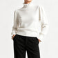 Top de punto elegante y acogedor para mujer con volantes