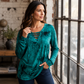 Top de mujer con estampado tie-dye, cordones y cuello en V