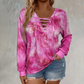Top de mujer con estampado tie-dye, cordones y cuello en V